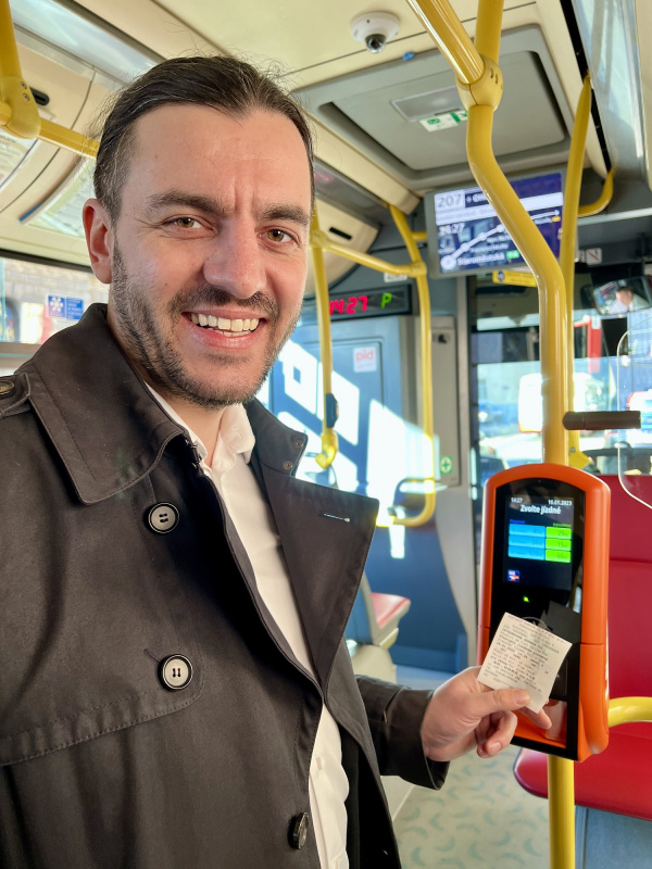 Jízdenky si cestující po Praze mohou nově koupit i v autobusech