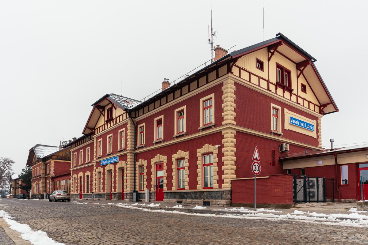 Správa železnic renovuje nádražní budovy ve velkém tempu! I tímto se snaží povýšit českou železnici