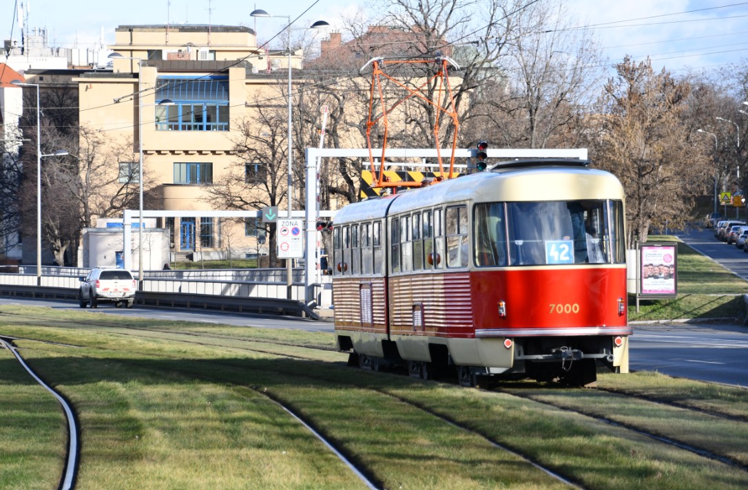 Historická tramvaj Tatra K2 vyjela do provozu s cestujícími jako vůbec první vůz této řady