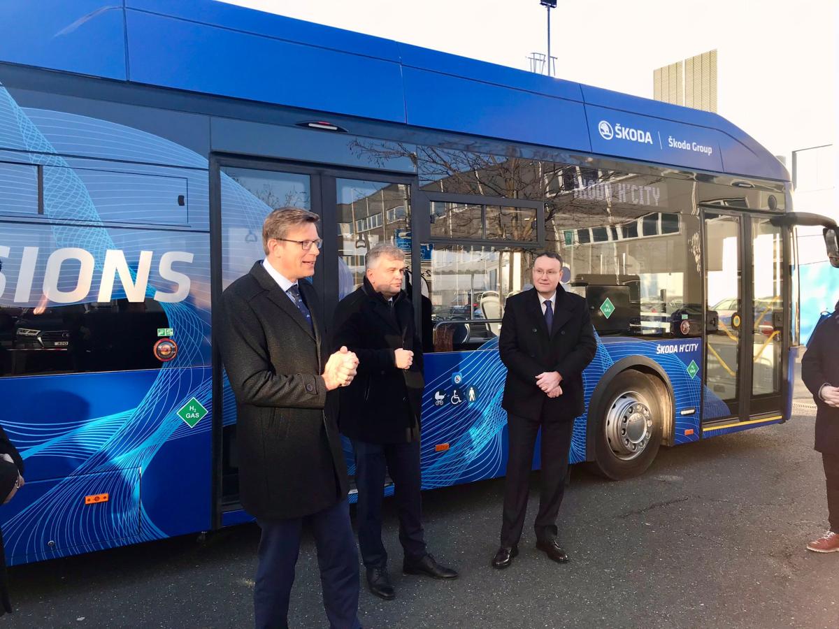 Ministr dopravy zkoušel vodíkový autobus od ŠKODA Group