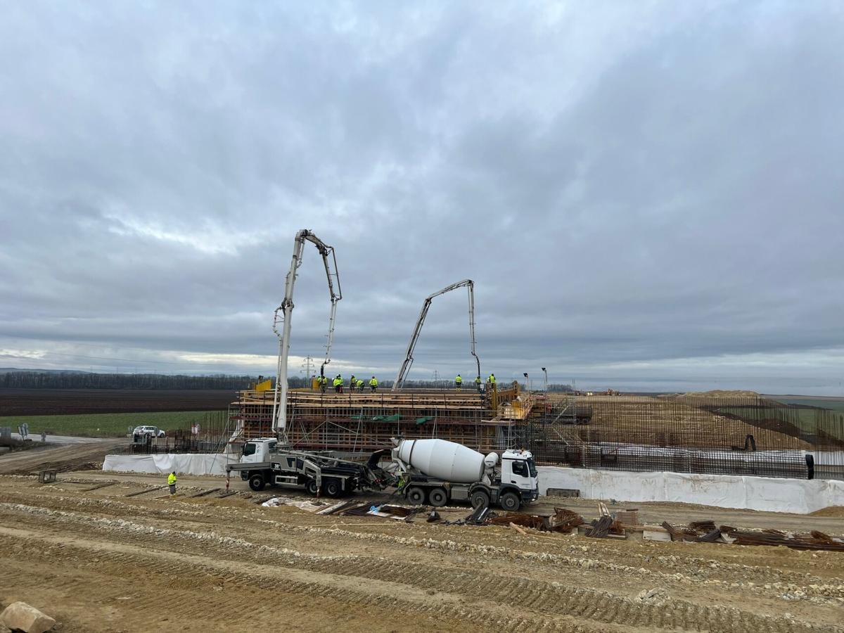 FOTOREPORT: Pokračuje intenzivní výstavba nového úseku dálnice D7 u Chlumčan
