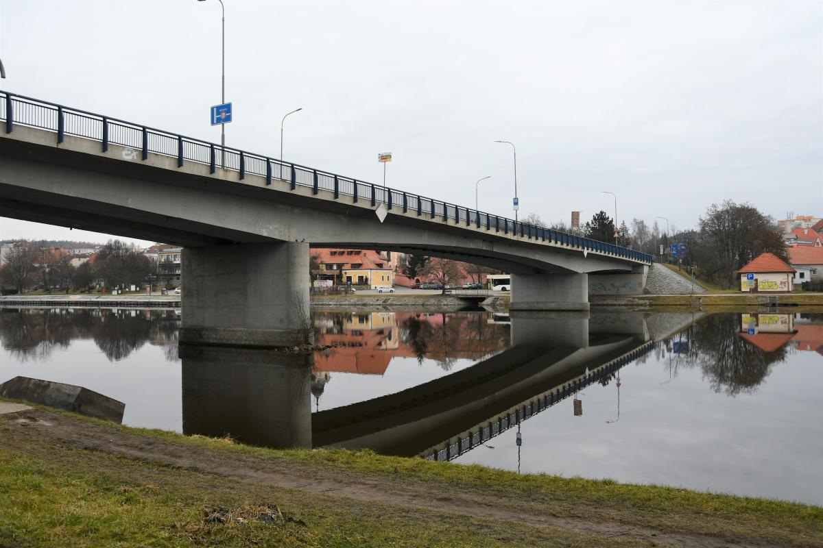 Na provizorní most v Týně nad Vltavou bude přidán další jízdní pruh a přechod pro pěší