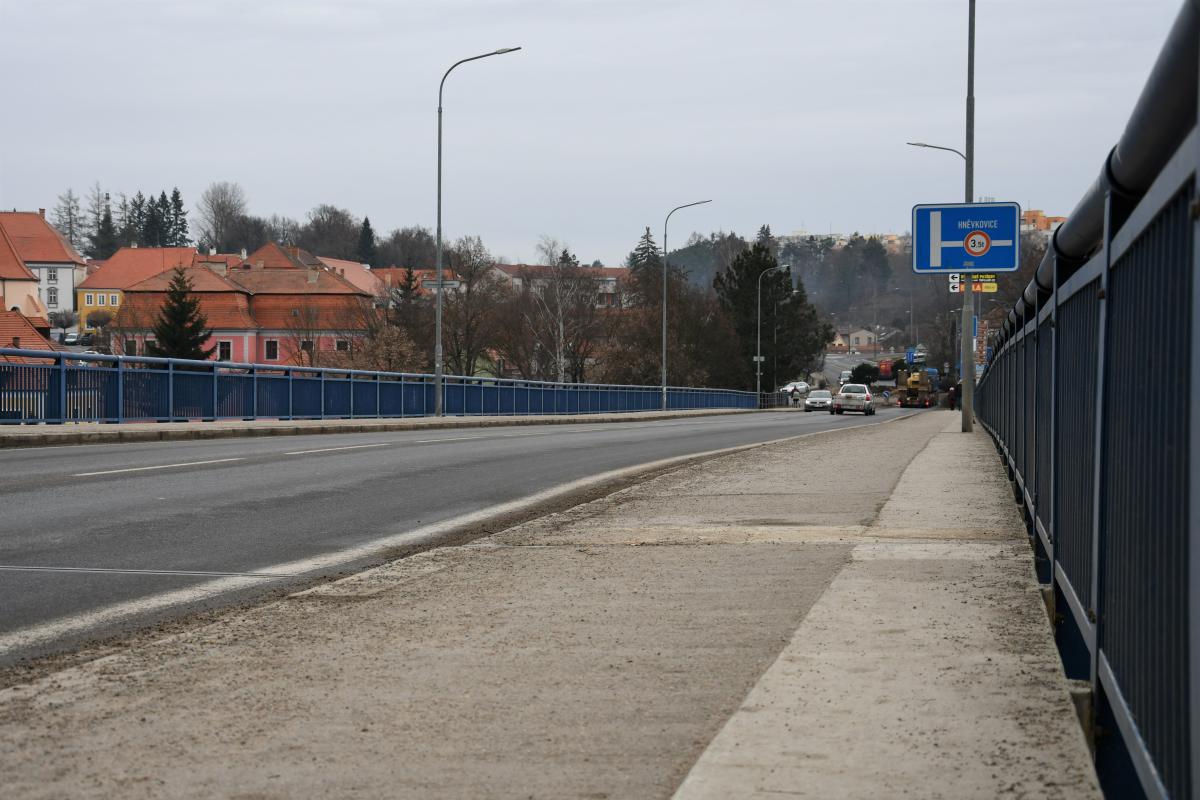 Na provizorní most v Týně nad Vltavou bude přidán další jízdní pruh a přechod pro pěší