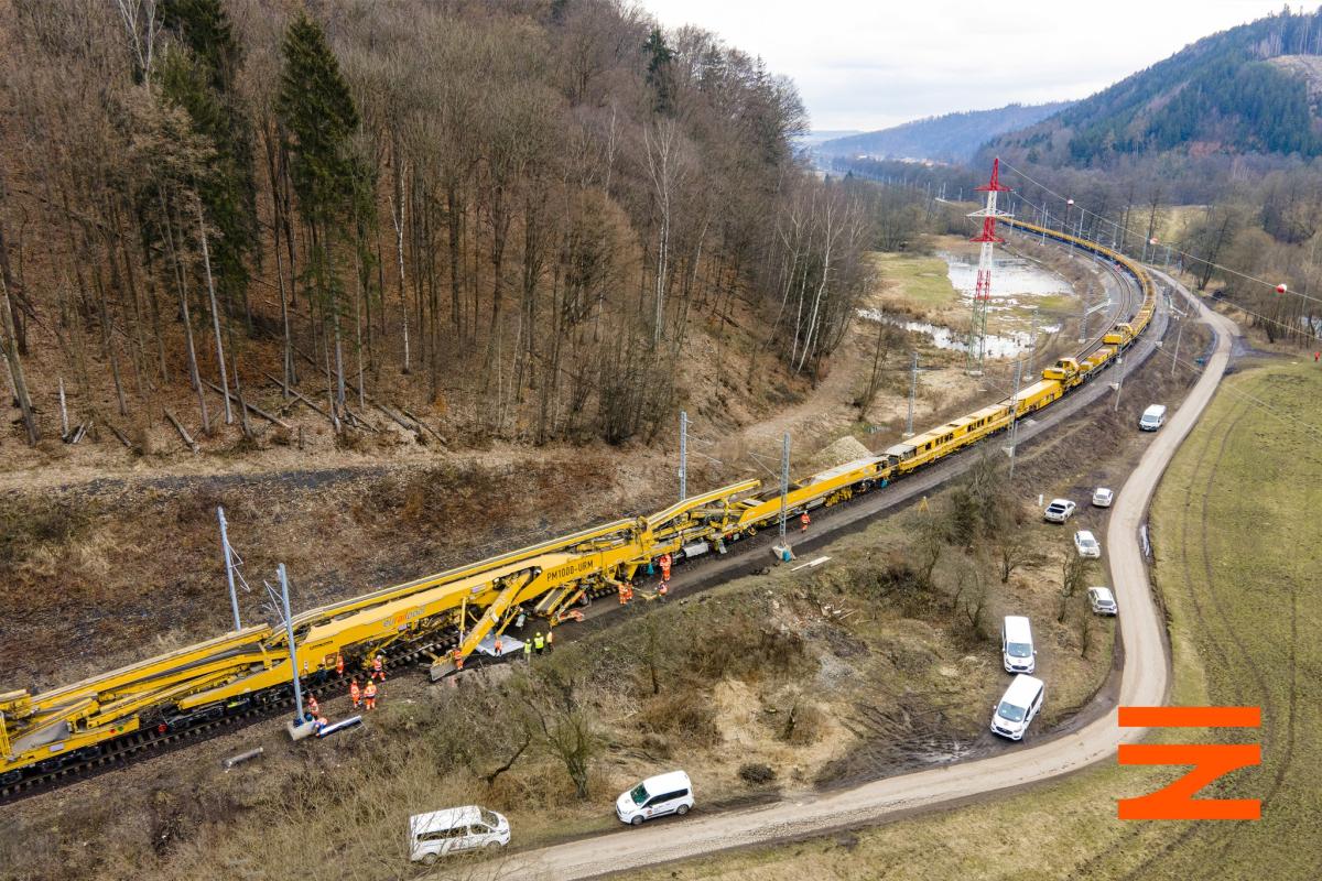 Správa železnic vyslala na trať mezi Ústím n. Orlicí a Brandýsem n. Orlicí sanační stroj PM 1000 URM