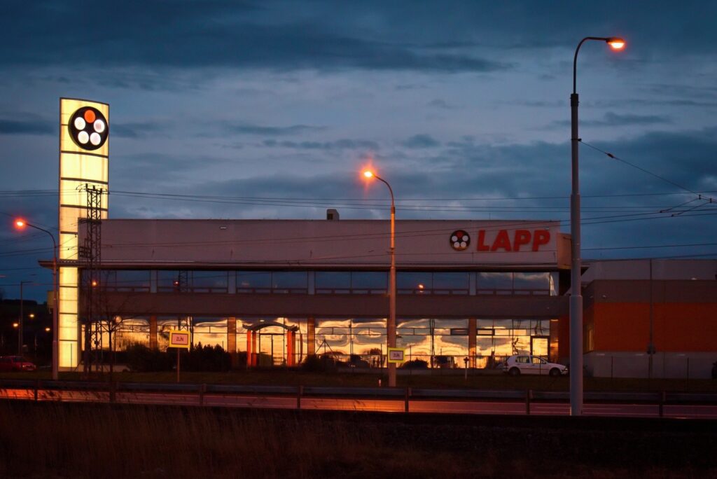 V Česku se skupina LAPP těší z nové haly pro výrobu nabíjecích kabelů pro elektromobily