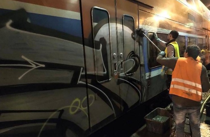 České dráhy se daly do odstraňování graffiti z vlakových souprav