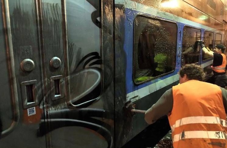 České dráhy se daly do odstraňování graffiti z vlakových souprav
