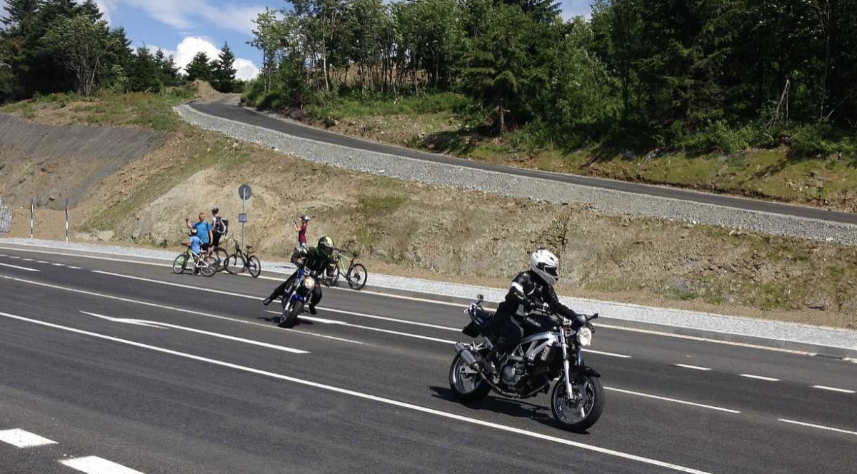 Pro bezpečnější silnice. Projekt Učme se přežít nabízí motorkářské kurzy