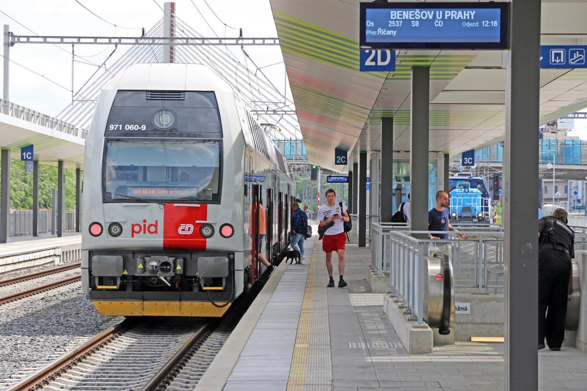 České dráhy připravují pro PID tři desítky nových vlaků, nabídnou cestování jako v „trainoffice“