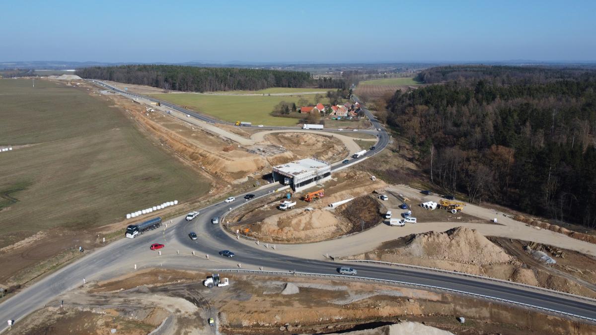 Nová dálnice D4 Via Salis je po dvou letech prací hotova téměř z poloviny