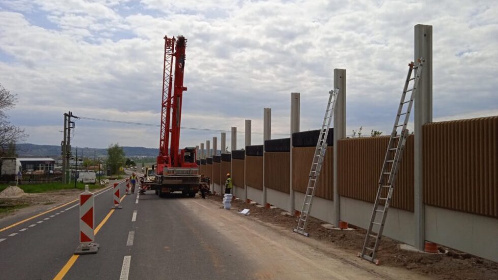FOTO: Na stavbě protihlukové stěny u Paceřic ŘSD osazuje panely