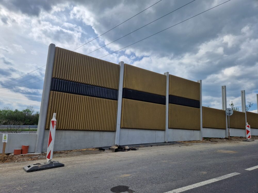 FOTO: Na stavbě protihlukové stěny u Paceřic ŘSD osazuje panely