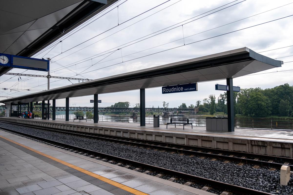 Cestující se mohou těšit z nových a pohodlných nástupišť v Roudnici nad Labem