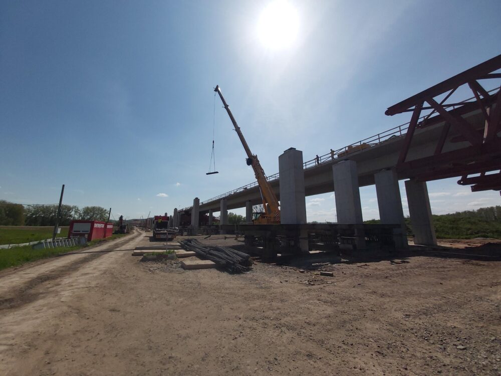 Na stavbě D6 u Krupé ŘSD k betonážím na všech mostech dosud spotřebovalo 19 000 kubíků betonu