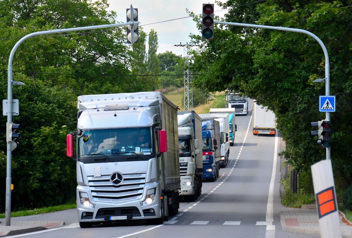 Česko má nedostatek kamionových a autobusových řidičů. Jak se situace vyřeší?