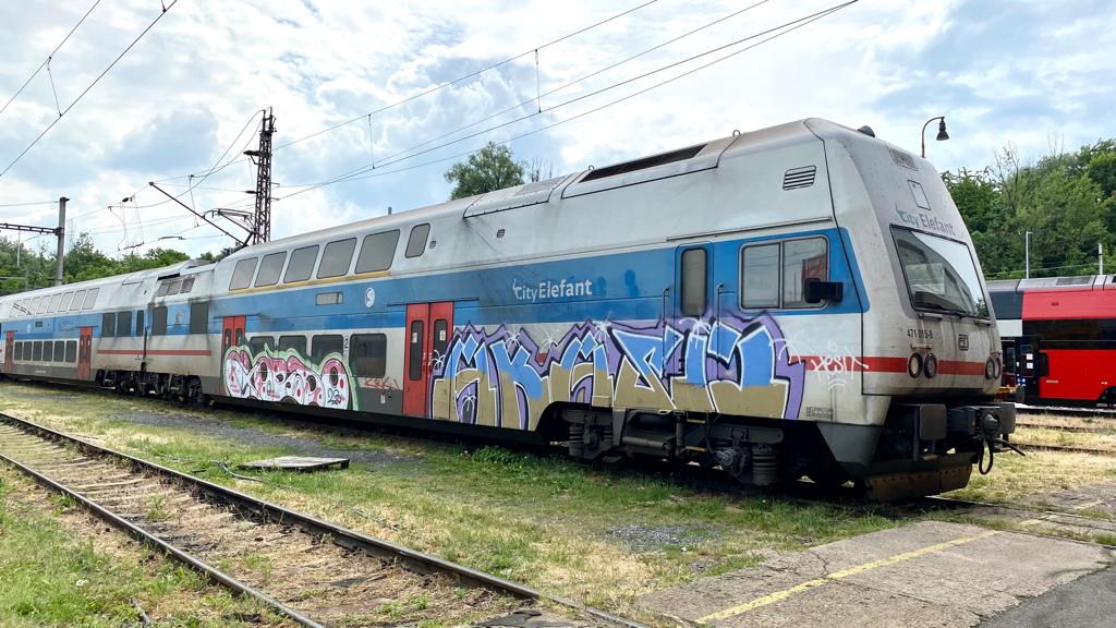 Středočeskému kraji, Praze i Českým drahám došla trpělivost s posprejovanými vlaky. Chtějí razantní změnu