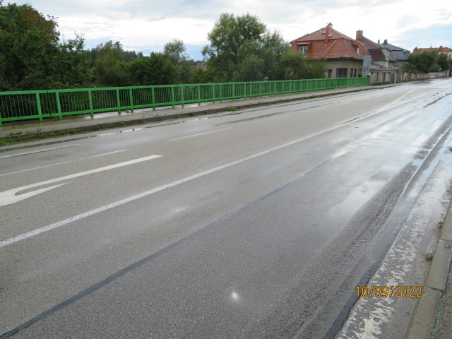 Probíhá oprava mostu přes řeku Nežárku v Jindřichově Hradci, práce potrvají do října