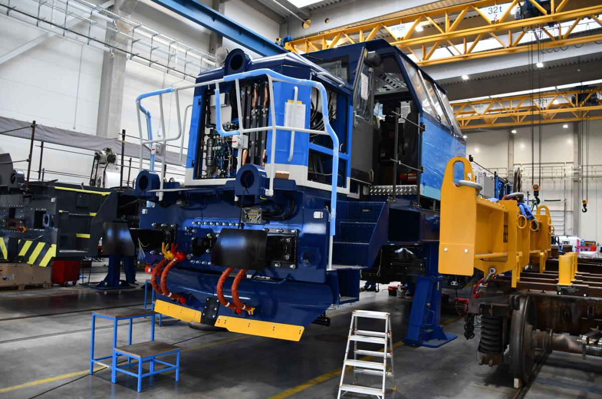 Modernizace lokomotiv řady 742 společností CZ LOKO je v plném proudu. České dráhy již obdržely první vůz