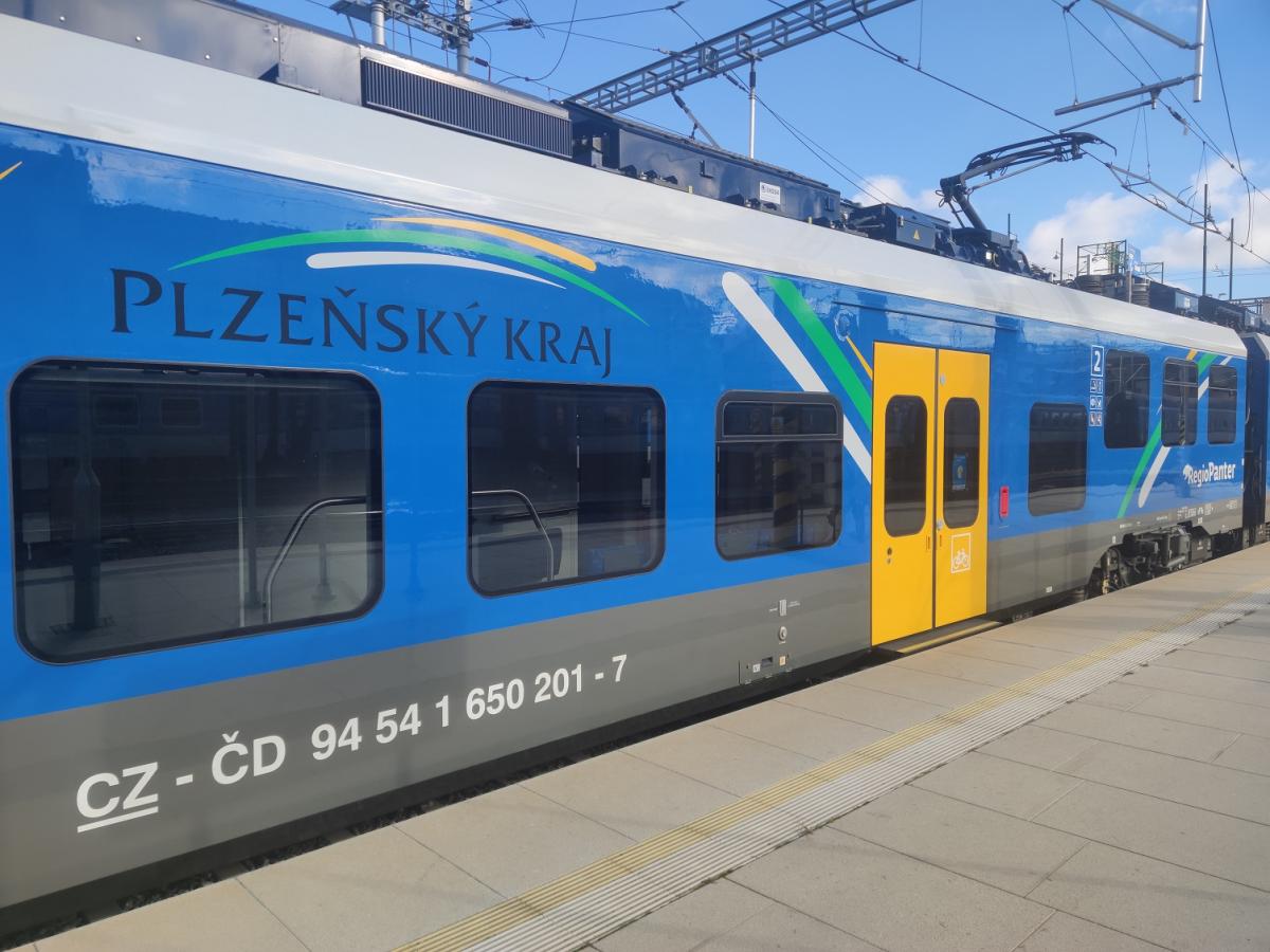 České dráhy budou příštích 15 let zajišťovat provoz spěšných vlaků z Plzně do Karlových Varů