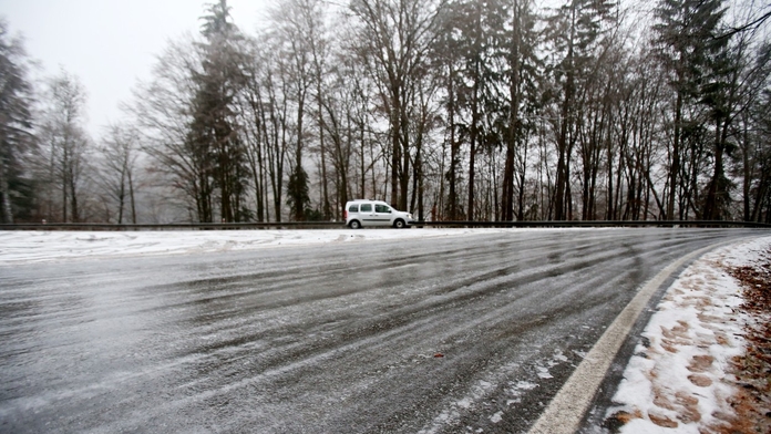 V Česku hrozí v úterý ledovka, může způsobit problémy řidičům