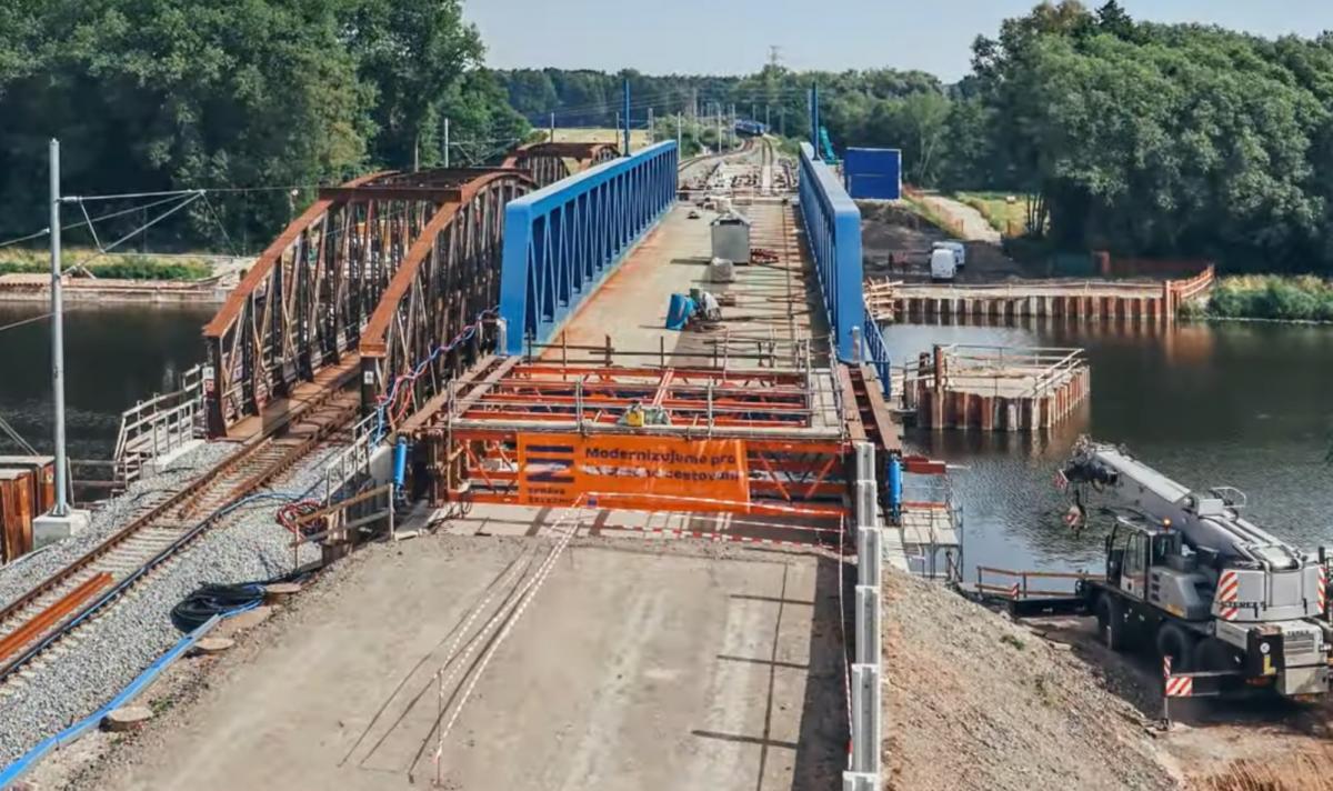 Most v Čelákovicích přivítal první vlaky