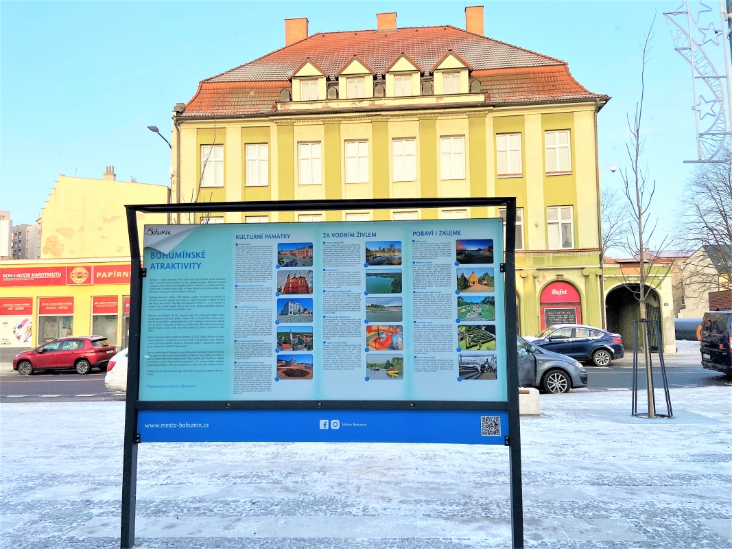 Nové atraktivní informační tabule u nádraží v Bohumíně zkrátí cestujícím čekání