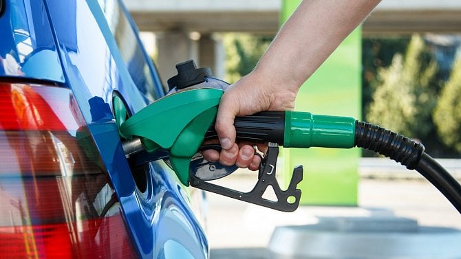 Cena benzinu v ČR stagnuje pod 36 Kč/l, nafta dál mírně zlevnila
