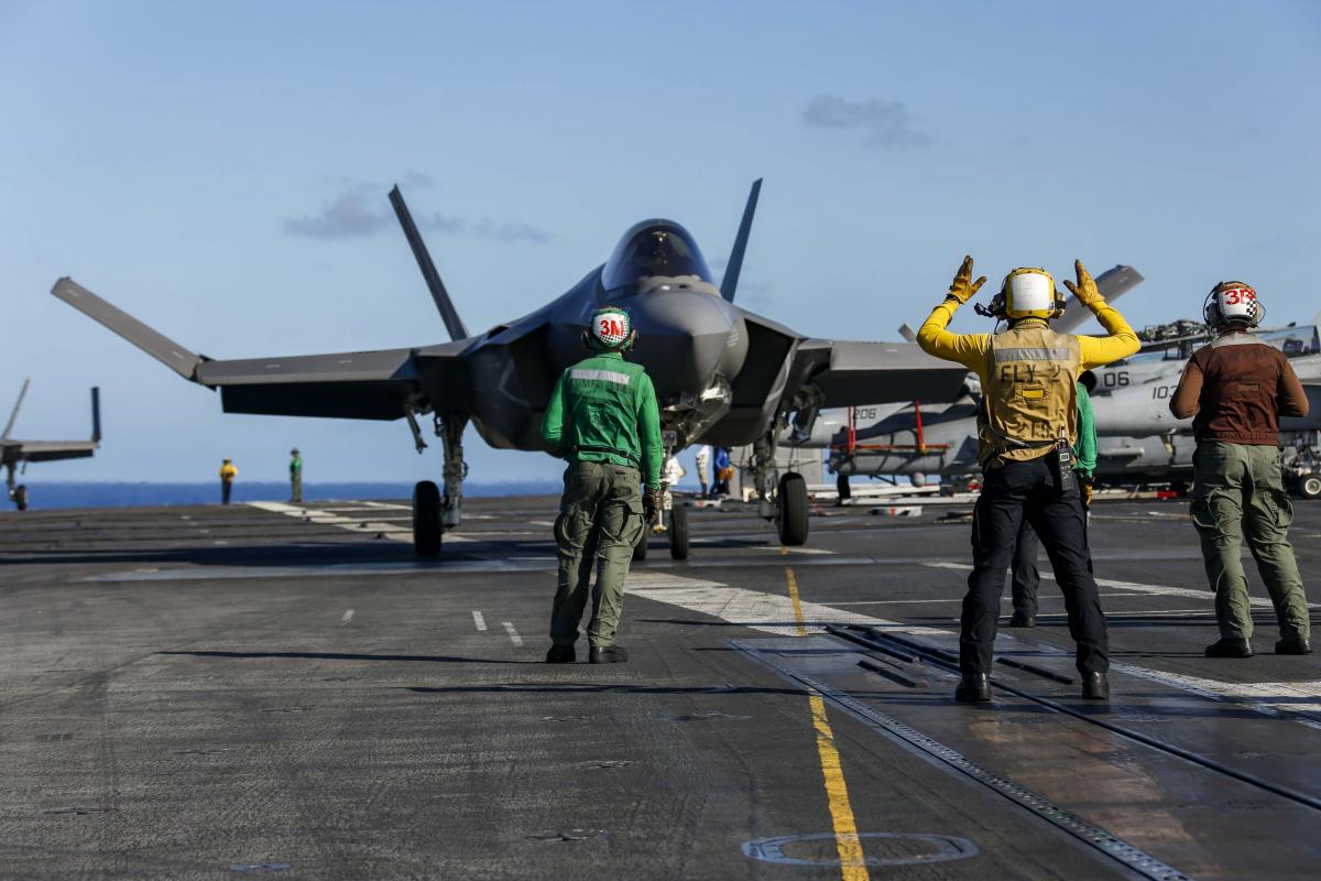 Americká letadlová loď USS Abraham Lincoln se plaví s novými bojovými letouny