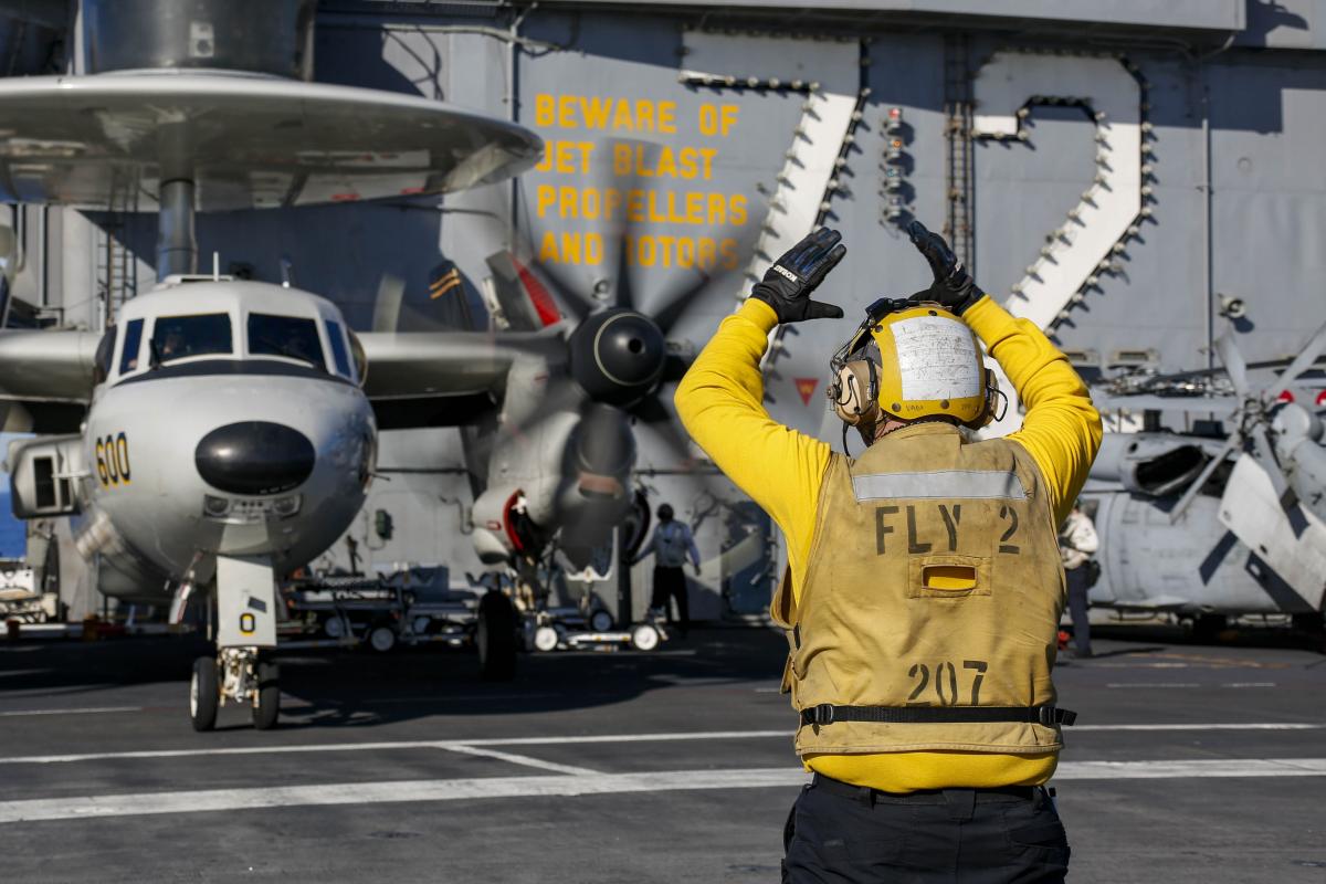 Americká letadlová loď USS Abraham Lincoln se plaví s novými bojovými letouny