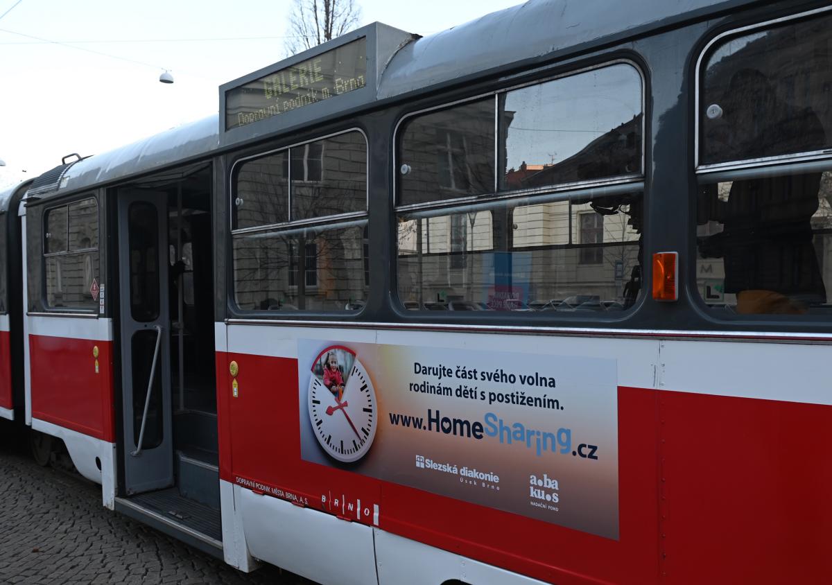 Galerijní tramvaj přivezla do Brna projekt sdílené péče o děti s postižením homesharing