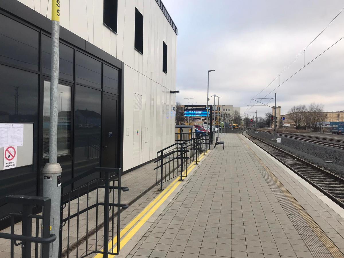 Opravená výpravní budova v Litvínově slouží nejen cestujícím z vlaků