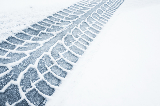 Dopravu v Česku komplikuje sníh, vítr a ledovka 