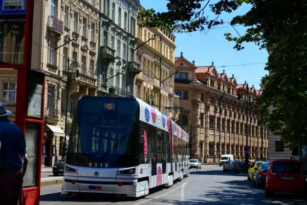 Prahou jezdí Eurotramvaj. Vyzdvihuje předsednictví v Radě EU a připomíná pražské priority