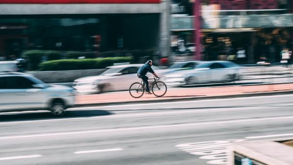 Co ukázaly statistiky o chování cyklistů a motoristů na silnicích? Nejčastější příčinou jejich střetu je nedání přednosti v jízdě