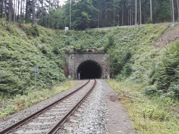 Jeden z nejdelších železničních tunelů? Otevřen již v roce 1877!
