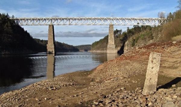 Stavba železničního mostu přes Orlík skončí v příštím roce