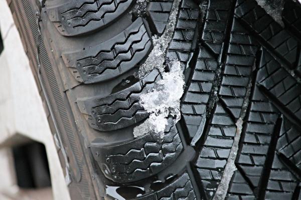 Listopad je v plném proudu. Už jste vyměnili letní pneumatiky za zimní? 