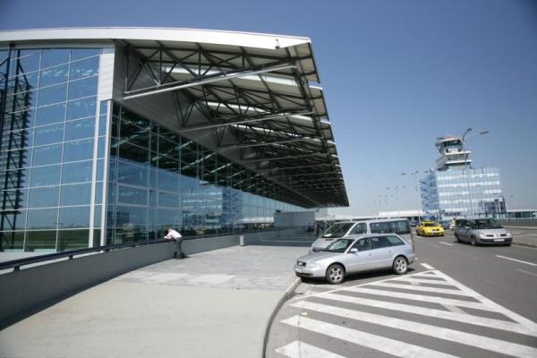 Zájem o parkování na pražském letišti roste. Řešení nabízí nedaleké centrum POP Airport