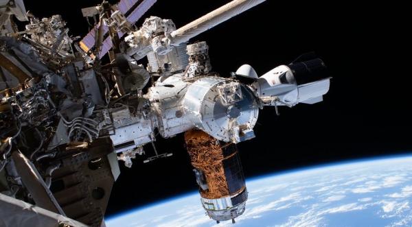 Do moře u Floridy dosedla vesmírná loď Crew Dragon se čtyřmi astronauty z ISS