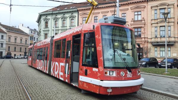 Rudá tramvaj v Brně vyzývá k darování krve