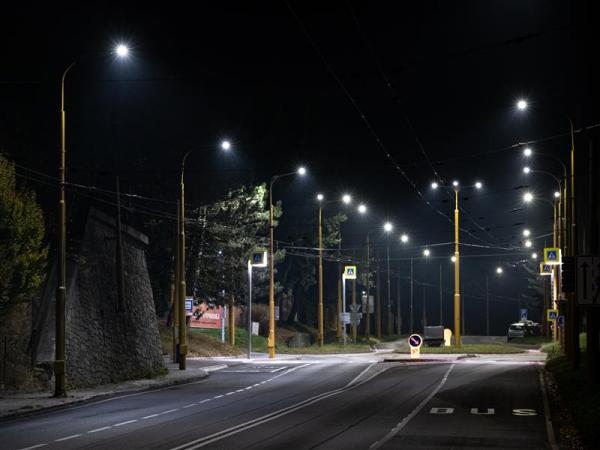 V Jihlavských ulicích je po setmění lépe vidět díky instalaci nového osvětlení
