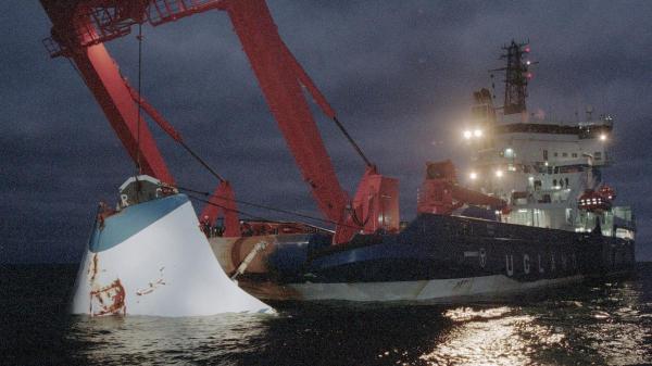 Potopený trajekt Estonia se mohl proděravět o mořské dno, uvádí nová zpráva