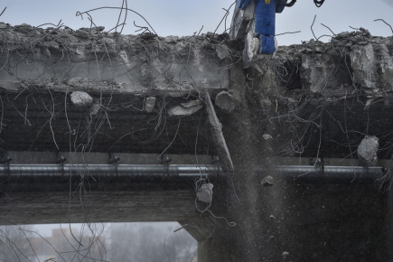 Silničáři uzavřeli D11 na celou noc kvůli demolici mostu u Mochova