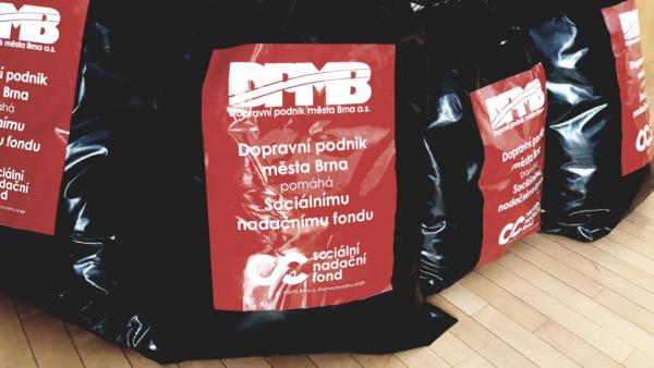 Dopravní podnik města Brna věnoval zimní bundy potřebným!
