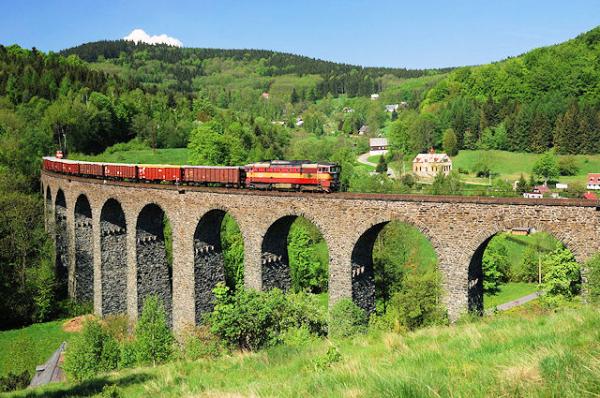 Zajímavosti ze světa železnice: Mohutný kamenný most zprovozněn již v roce 1900
