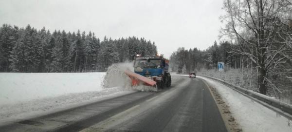 Silnice na Vysočině jsou s opatrností sjízdné, v celém kraji sněží
