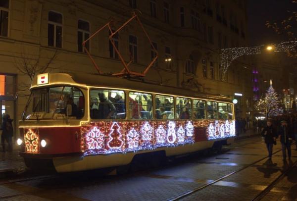 Vánoční tramvaje rozsvítily Brno! Dva vozy brázdí ulice od 26. listopadu