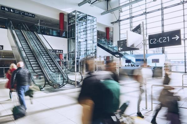 Kontroly cestujících po příletech na pražském letišti se zpřísnily