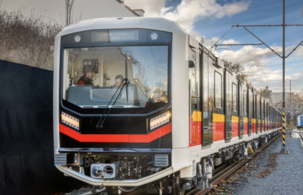 První souprava metra pro Varšavu se chystá na testy ve Velimi i v Praze