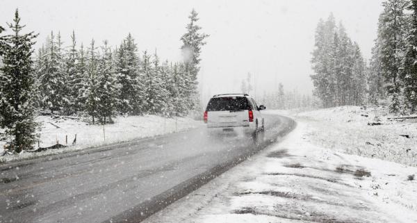 Dopravu zejména ve vyšších polohách komplikuje sníh, někde i ledovka